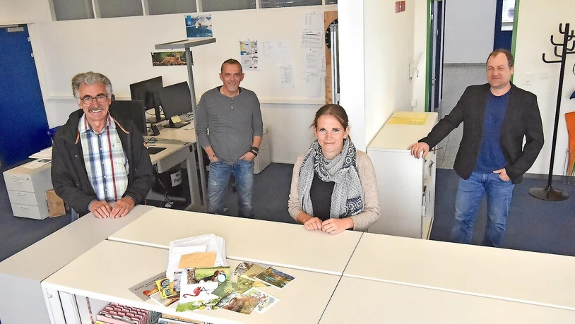 Freuen sich: Ruedi Schätti (links) und Selina Elmer (mitte) dürfen mit der Redaktionsleitung essen gehen.