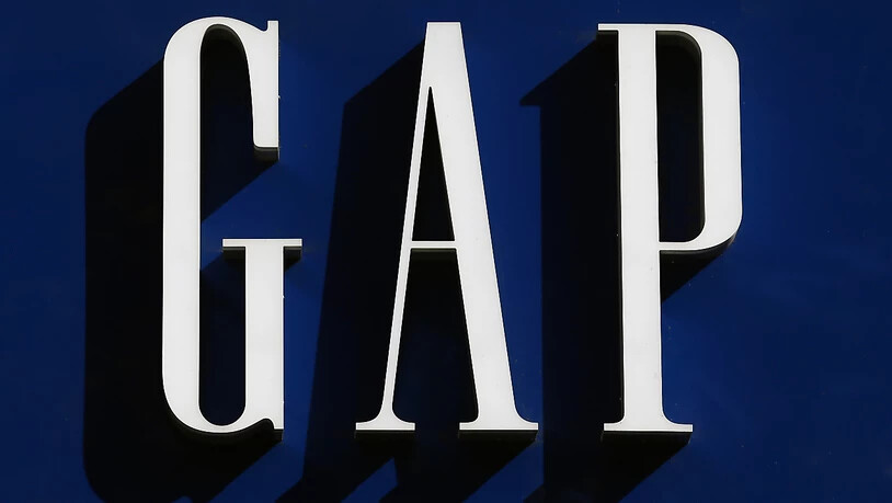Der angeschlagene US-Modekonzern Gap gerät durch die Corona-Krise zunehmend in Finanznöte. Das Unternehmen hat Mietzahlungen für seine geschlossenen Filialen in Nordamerika ausgesetzt und weitere Sparmassnahmen beschlossen. (Archivbild)