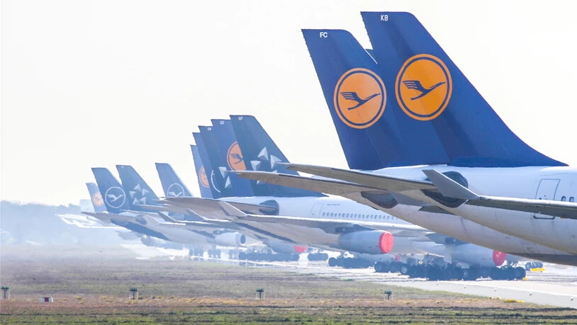Die Lufthansa ist durch die Coronakrise tief in die roten Zahlen geflogen. Der bereinigte Betriebsverlust EBIT vergrösserte sich im ersten Quartal auf 1,2 Milliarden Euro. Im Vorjahr hatte die Swiss-Mutter nur ein Defizit von 336 Millionen Euro…