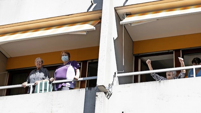 Glücklich: Eine Bewohnerin des Altersheims Bühli freut sich in ihrem temporären Zuhause im Seminarhotel «Lihn» in Filzbach über 