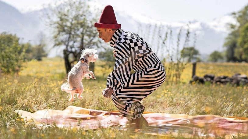 Vor malerischer Kulisse: Ein Artist und sein Hund führen ihr Können auf der Wiese vor dem Alterszentrum Bruggli in Netstal vor.