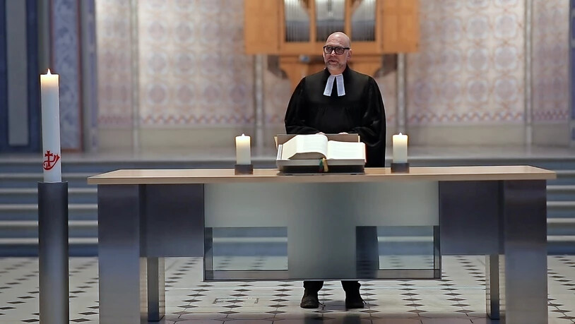 Via Youtube aus der Kirche: Pfarrer Christoph Schneider bestreitet den vierten Glarner Online-Gottesdienst.