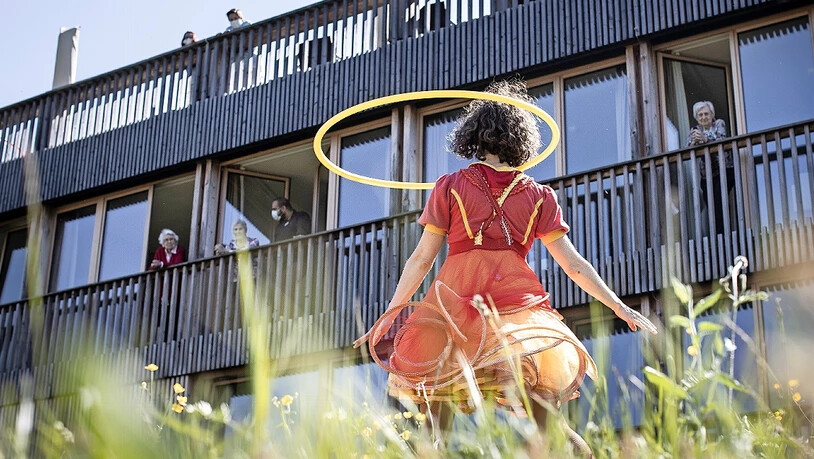 Gespannt: Die Senioren in Filzbach verfolgen die Show einer Artistin.
