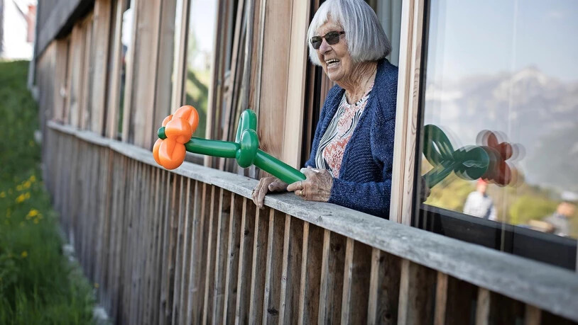 Glücklich: Eine Bewohnerin des Altersheims Bühli freut sich im Seminarhotel «Lihn» in Filzbach über ein Ballontier. 