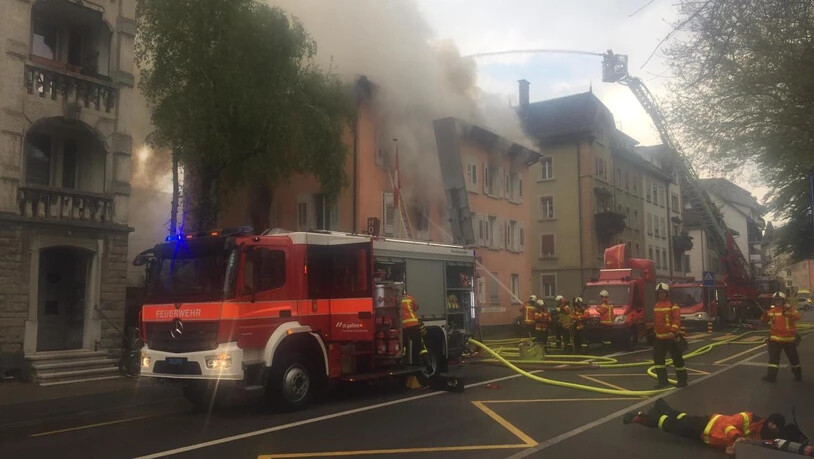 Ein Grossaufgebot der Feuerwehr löscht den Brand des Wohnhauses und ehemaligen Hotels in St. Gallen.