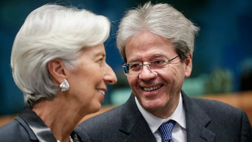 Der europäische Wirtschaftskommissar Paolo Gentiloni (rechts) im Gespräch mit EZB-Präsidentin Christine Lagarde. Gentiloni hält einen Fonds für den Wiederaufbau der Wirtschaft nach der Coronakrise im Umfang von 1,5 Billionen Euro für nötig. (Archivbild)