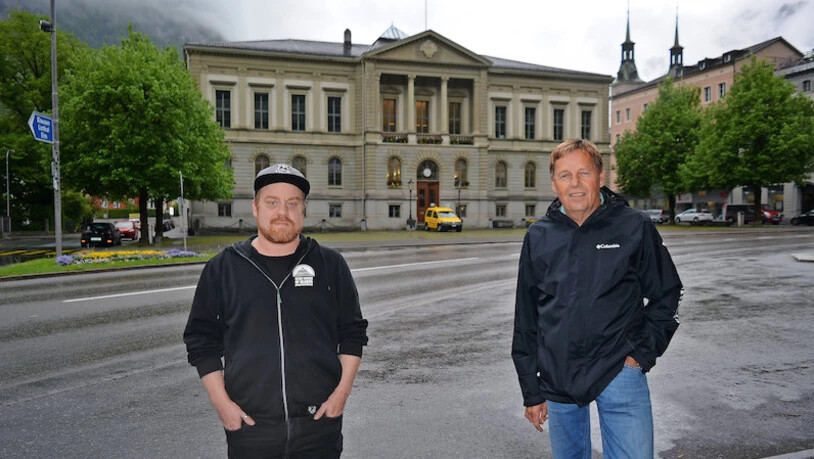 Der Rathausplatz wird leer bleiben: Martin Huber (links) und Jonny Tinner sind traurig, dass in diesem Jahr hier Sound of Glarus nicht stattfinden kann.