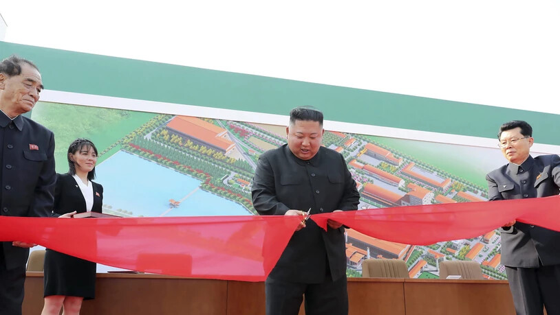 Der nordkoreanische Diktator soll am 1. Mai eine Fabrik eröffnet haben - wie Bilder der Staatsmedien am Samstag verbreiten.