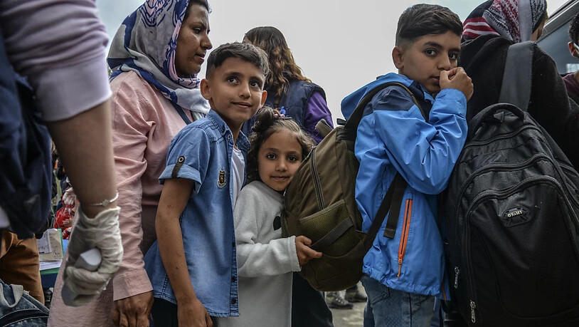 Anstehen für den Transport aufs griechische Festland: Migrantenfamilie aus dem überfüllten Lager von Moria auf der Insel Lesbos.