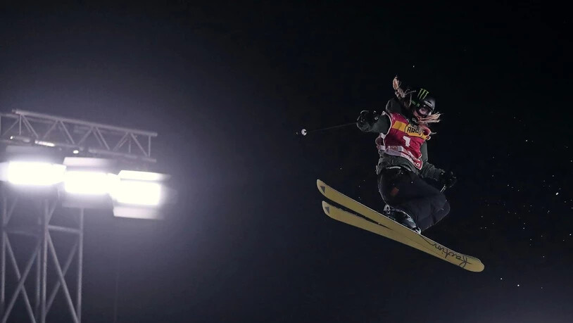 Nächtliche Flugshow: Giulia Tanno überzeugt beim Freestyle-Weltcup in Mönchengladbach die Punktrichter.