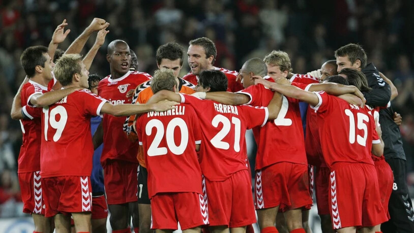 Die Thuner Spieler feiern den 3:0-Heimsieg gegen Malmö