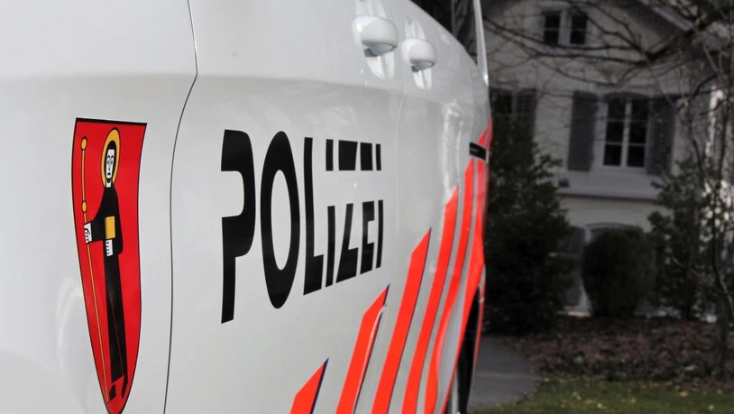 Die Kantonspolizei Glarus wurde kurz vor Mittag über den versuchten Raubüberfall auf die Kantonalbank in Glarus informiert.