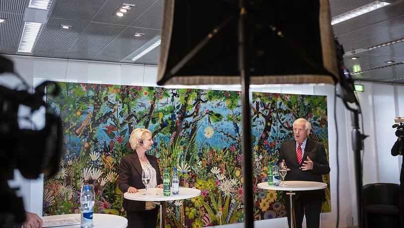 Nationalratspräsidentin Isabelle Moret (FDP/VD) und Ständeratspräsident Hans Stöckli (SP/BE) diskutieren in einem Live-Video-Chat mit einem zugeschalteten Bürger am Rand der ausserordentlichen Session der Eidgenössischen Räte zur Corona-Krise.