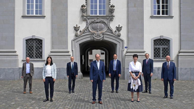 Stehen für vier Jahre an der Spitze des Kantons: (v.l.) Fredy Fässler, Laura Bucher (beide SP), Stefan Kölliker (SVP), Bruno Damann (CVP), Marc Mächler (FDP), Susanne Hartmann (CVP), Staatssekretär Benedikt van Spyk (FDP) und Beat Tinner (FDP).Bild Gian E
