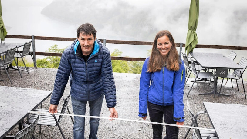 Wirt Martin Hösli und Chef de Service Nicole Luchsinger leisten Massarbeit.