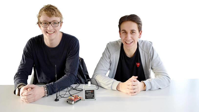 Nils Scheunemann und Nino Schmed wollen den Leuten mit ihren Wetterstationen und der Internetseite einen Gratisdienst erweisen.