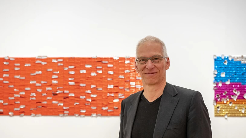 Museumsdirektor Roland Wetzel vor dem einst interaktiven Kunstwerk "Pick-me-up" (2016) der australischen Künstlerin Elisabeth Willing im Museum Tinguely.