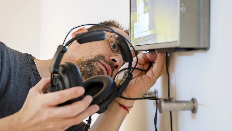 Multimediaspezialist Daniel Dressel demontiert als Hygienemassnahme die Kopfhörer einer Installation vor der Wiedereröffnung der Ausstellung "Amuse-bouche. Der Geschmack der Kunst" im Museum Tinguely.