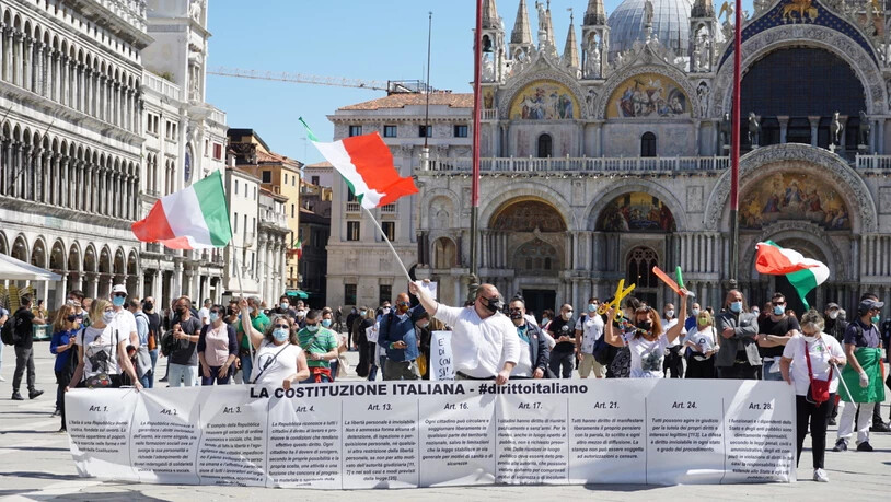 Hunderte Venezianer protestieren auf der Piazza San Marco gegen die Coronavirus-Massnahmen der Regierung in Rom - mit Verweis auf die Grundrechte in der Verfassung, der Costituzione.