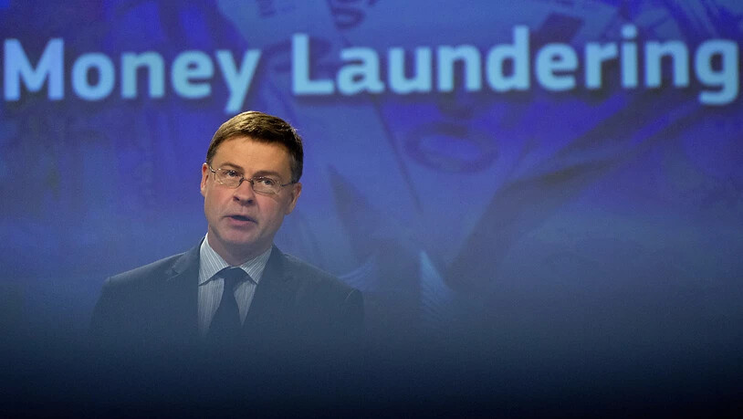 Vize-Kommissionspräsident Valdis Dombrovskis hat am Donnerstag eine neue schwarze Geldwäscherei-Liste präsentiert. Gelistet sind insgesamt 12 Staaten - darunter die Bahamas, Mauritius und Panama. Die Schweiz steht wie erwartet nicht auf der Liste.