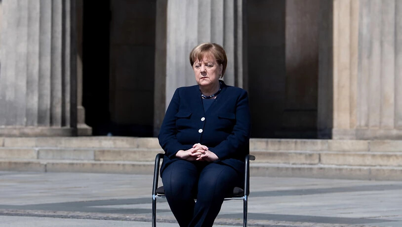 Vor 75 Jahren war der Alptraum für Millionen Menschen zu Ende und Nazi-Deutschland am Boden. Eine nachdenkliche deutsche Kanzlerin Merkel ein Dreivierteljahrhundert nach der bedingungslosen Kapitulation des Dritten Reichs am 8. Mai 1945 vor der Neuen…