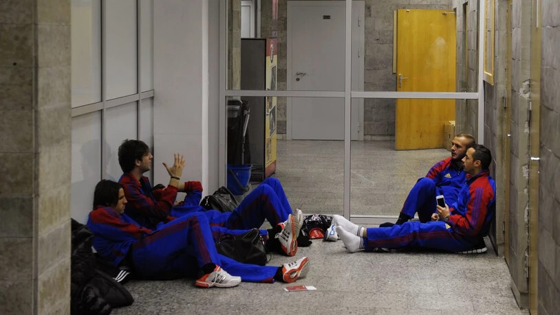 Das lange Warten im Flughafen von St. Petersburg: Zwölf Stunden mussten Spieler und Umfeld ausharren