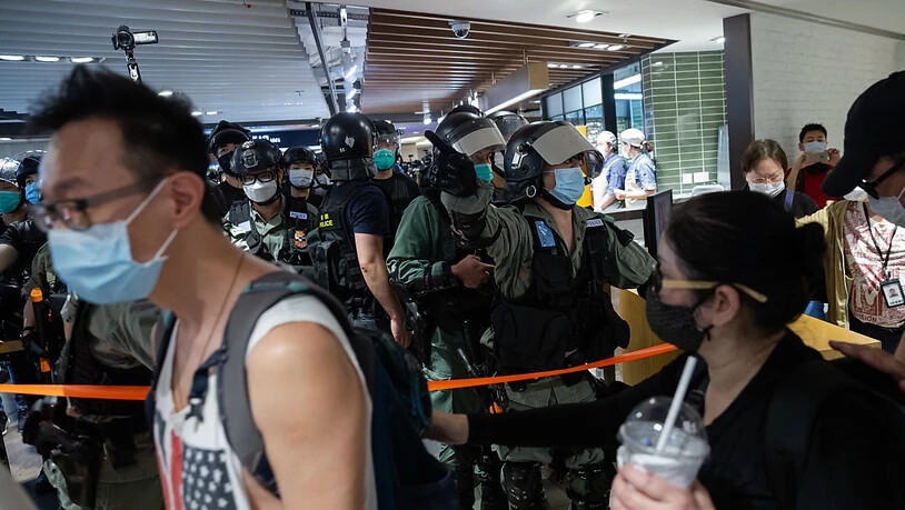 Polizisten und mutmassliche Demonstranten in einem Einkaufszentrum in Hongkong.