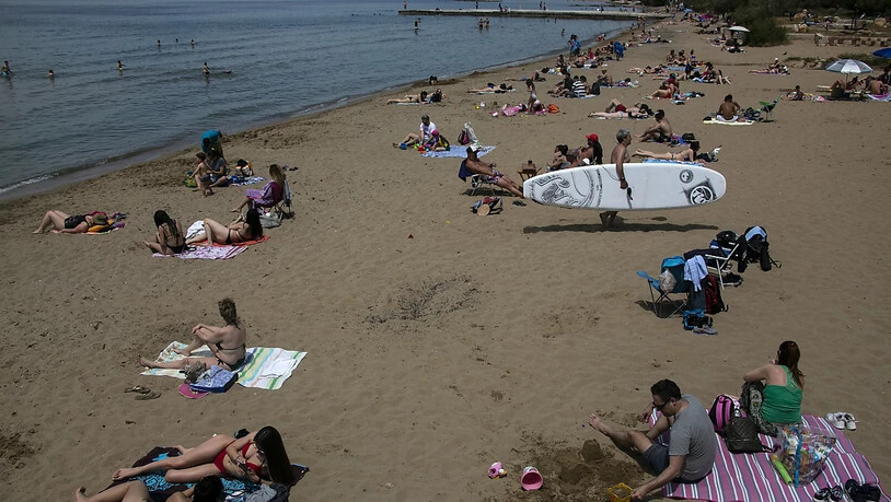 Griechenland will Regeln für Tourismus: Einheimische am Strand der Athener Vorstadt Kavouri am Sonntag nach Lockerung der Corona-Regeln.