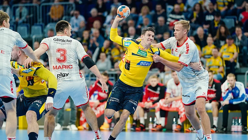 Andy Schmid (am Ball) wurde abermals zum Schweizer Handballer des Jahres gewählt