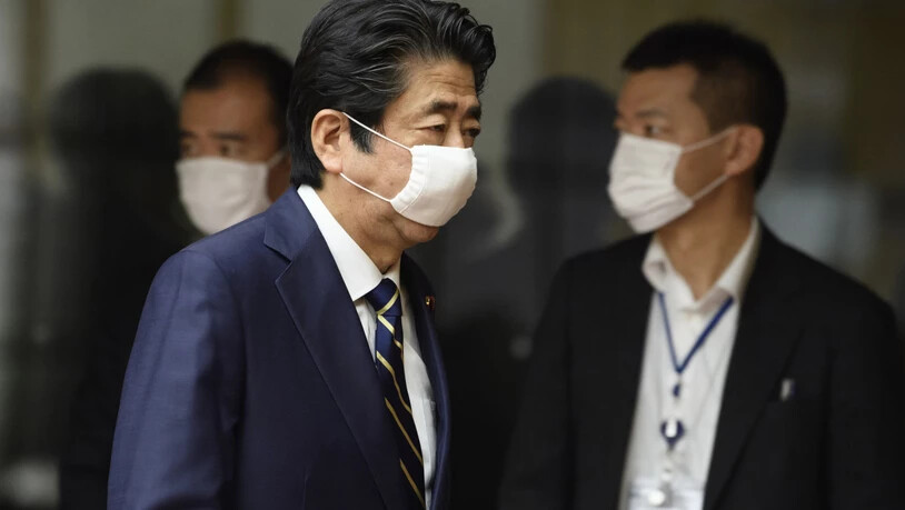 Shinzo Abe, Ministerpräsidenten von Japan, kommt zu einer Pressekonferenz und trägt einen Mundschutz. Japan hebt den Corona-Notstand in den meisten Landesteilen vorzeitig auf. Abe gab diese Entscheidung nach Beratungen mit Experten bekannt. Ausgenommen…
