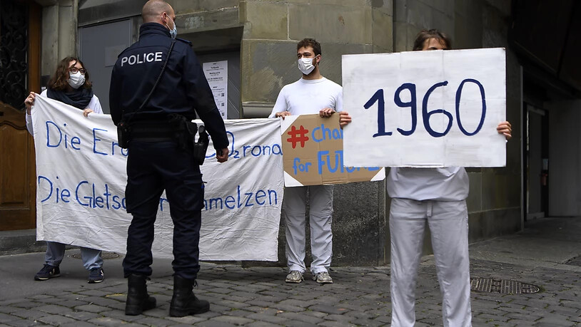 Die Polizei zeigt Präsenz bei der Aktion von jungen Leuten in Bern.