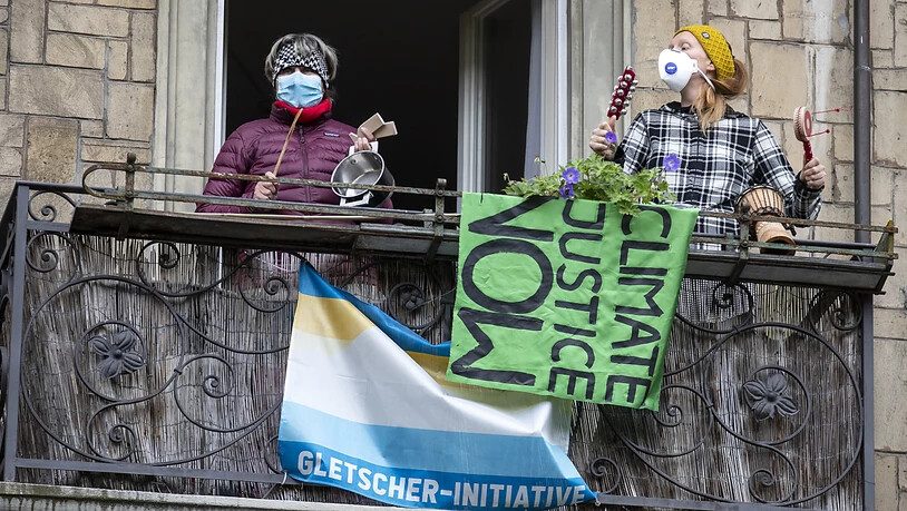 Klimastreik in Corona-Zeiten: Aktivistinnen machen auf einem Zürcher Balkon Lärm.
