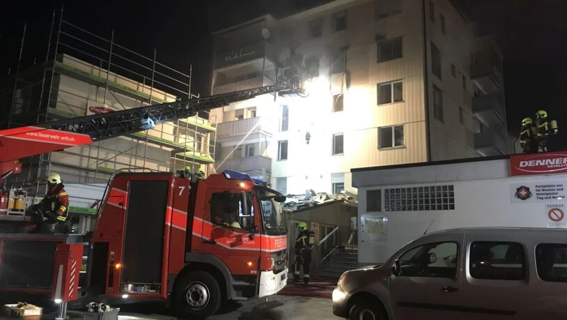 Die Feuerwehr löscht in der Nacht einen Brand im Hotel "Kristall" in Seewen.