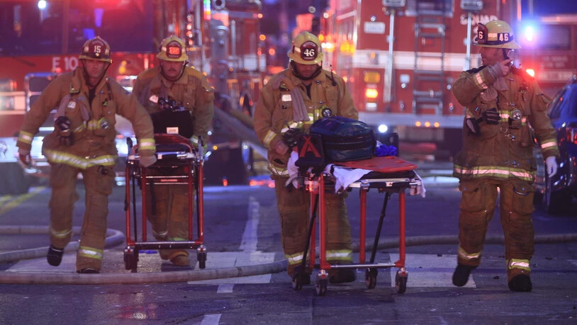 Bei einem Grossbrand in Los Angeles sind elf Feuerwehrleute zum Teil schwer verletzt worden.