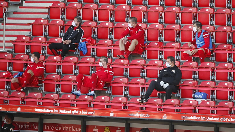 Wegen der Abstandregel mussten die Ersatzspieler auf der Tribüne Platz nehmen (im Bild die "Ersatzbank" von Union Berlin)