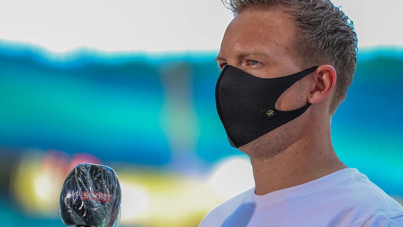 Leipzigs Trainer Julian Nagelsmann mit Schutzmaske und geschütztem Mikrofon