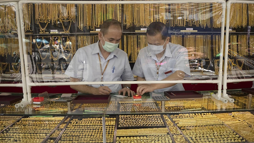 Der Goldpreis ist gestiegen: Juweliere mit Goldschmuck in Thailand vor rund einer Woche.
