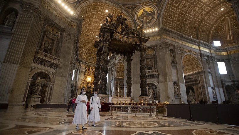 dpatopbilder - Ordensschwestern von Santa Elisabetta besuchen den Petersdom, der nach rund zweieinhalb Monaten Lockdown wieder öffnen durfte. Foto: Alessandra Tarantino/AP/dpa