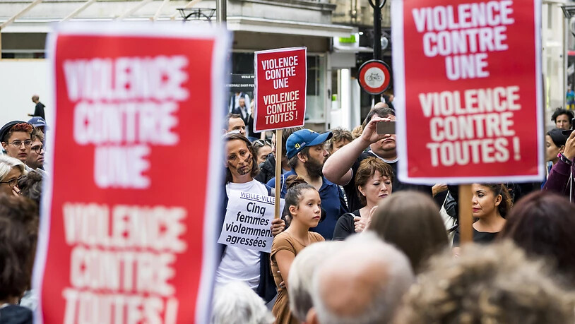 Einen Tag nach dem Angriff auf fünf junge Frauen vor einem Nachtlokal in Genf protestierten am 9. August 2018 in den Strassen von Genf Dutzende gegen Gewalt an jeder einzelnen Frau und Gewalt gegen alle Menschen. Am Dienstag begann in Thonon-les-Bains (F…