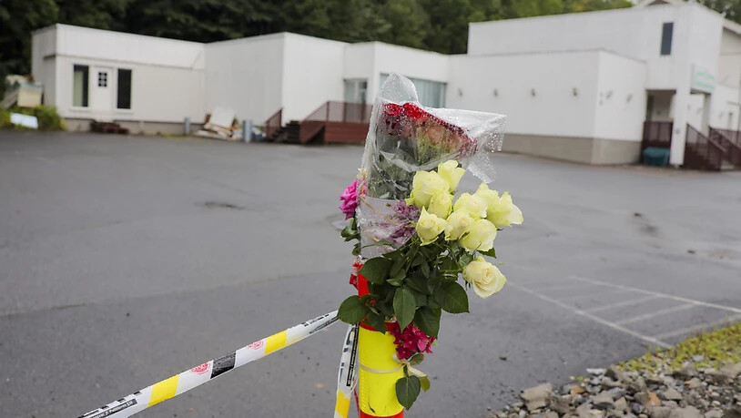 Blumen ausserhalb der Al-Noor-Moschee in Baerum bei Oslo nach der Attacke im August 2019. (Archivbild)