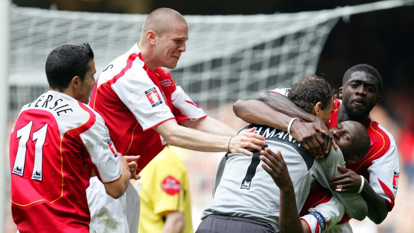 Goalie Jens Lehmann avancierte zu Arsenals Matchwinner, der auch von Philippe Senderos (Zweiter von links) bejubelt wurde