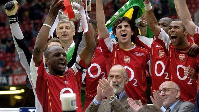Arsenals Captain Patrick Vieira zeigt den Pokal, im Hintergrund links Trainer Arsène Wenger
