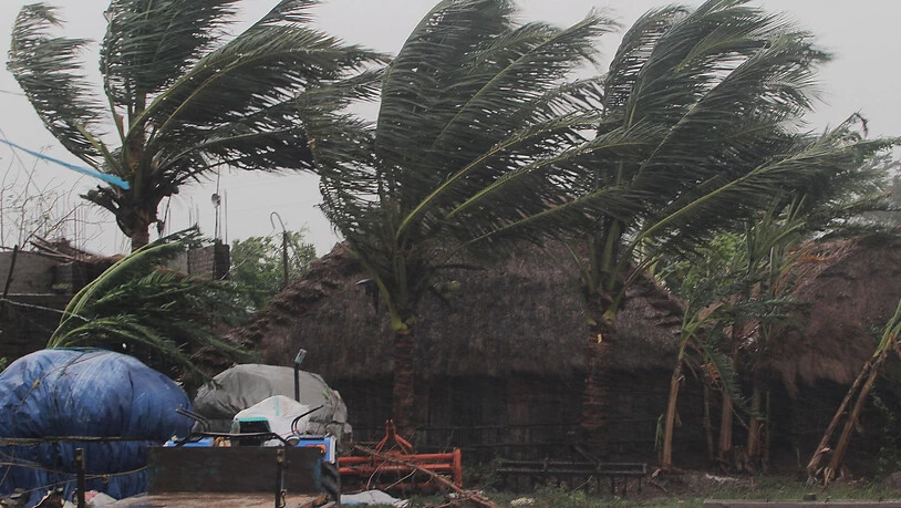 Der Wirbelsturm "Amphan" hat in Indien und Pakistan Windgeschwindigkeiten von bis zu 185 Kilometern pro Stunde und viel Regen und Gewitter mit sich gebracjt.