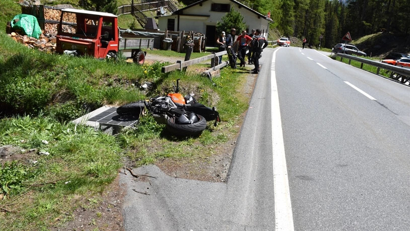 Ende einer Motorradfahrt auf der Flüelastrasse bei Susch in Graubünden mit einer verletzten Frau (Kapo Graubünden).