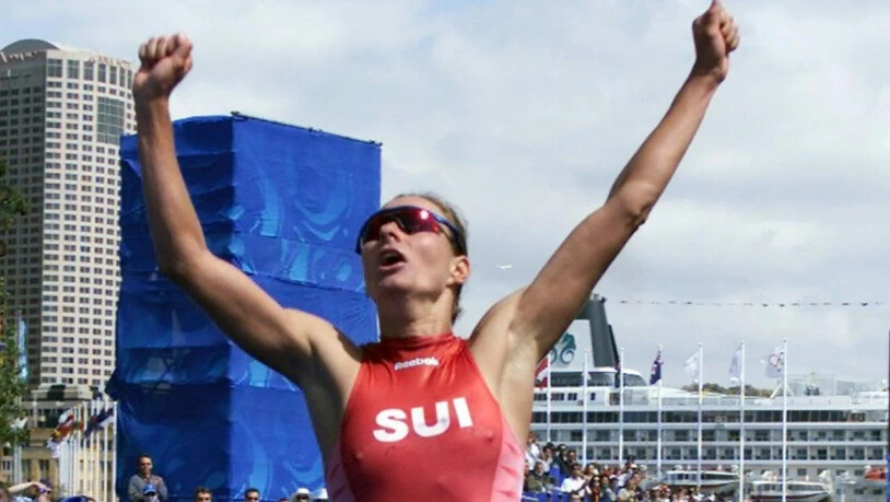 Der Moment der die Schweiz an die 1. Stelle des Olympia-Medaillenspiegels beförderte: Brigitte McMahon läuft als Olympiasiegerin ins Ziel des Triathlons