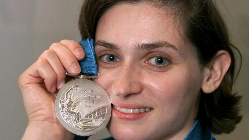 Gianna Hablützel-Bürki mit ihrer Silbermedaille im Degen-Einzel