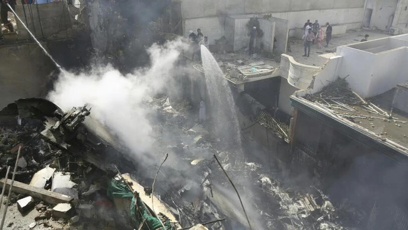 Ein Flugzeug mit über 100 Menschen an Bord ist im Süden Pakistans in ein Wohngebiet abgestürzt.
