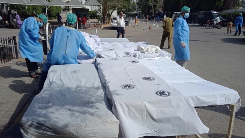 Spitalmitarbeitende sind bereit für die Ankunft von Opfern des Flugzeugabsturzes in der Nähe der Stadt Karachi im Süden Pakistans.