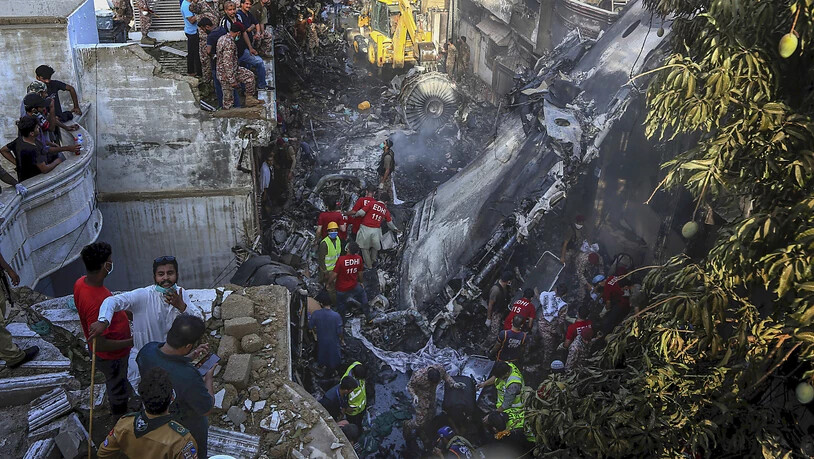 Nach dem Absturz einer Passagiermaschine in einem Wohngebiet in Pakistan ist der Flugschreiber geborgen worden.