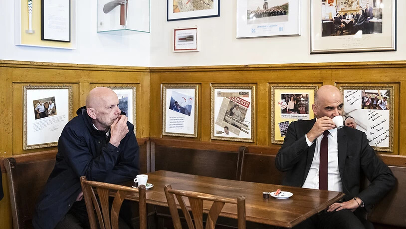 Machen den Beizern mit ihren Massnahmen das Leben nach der Wiedereröffnung schwer: Gesundheitsminister Alain Berset (rechts) und der Covid-19-Delegierte des BAG, Daniel Koch (links), hier bei einem Restaurant-Besuch in Freiburg. (Archivbild)